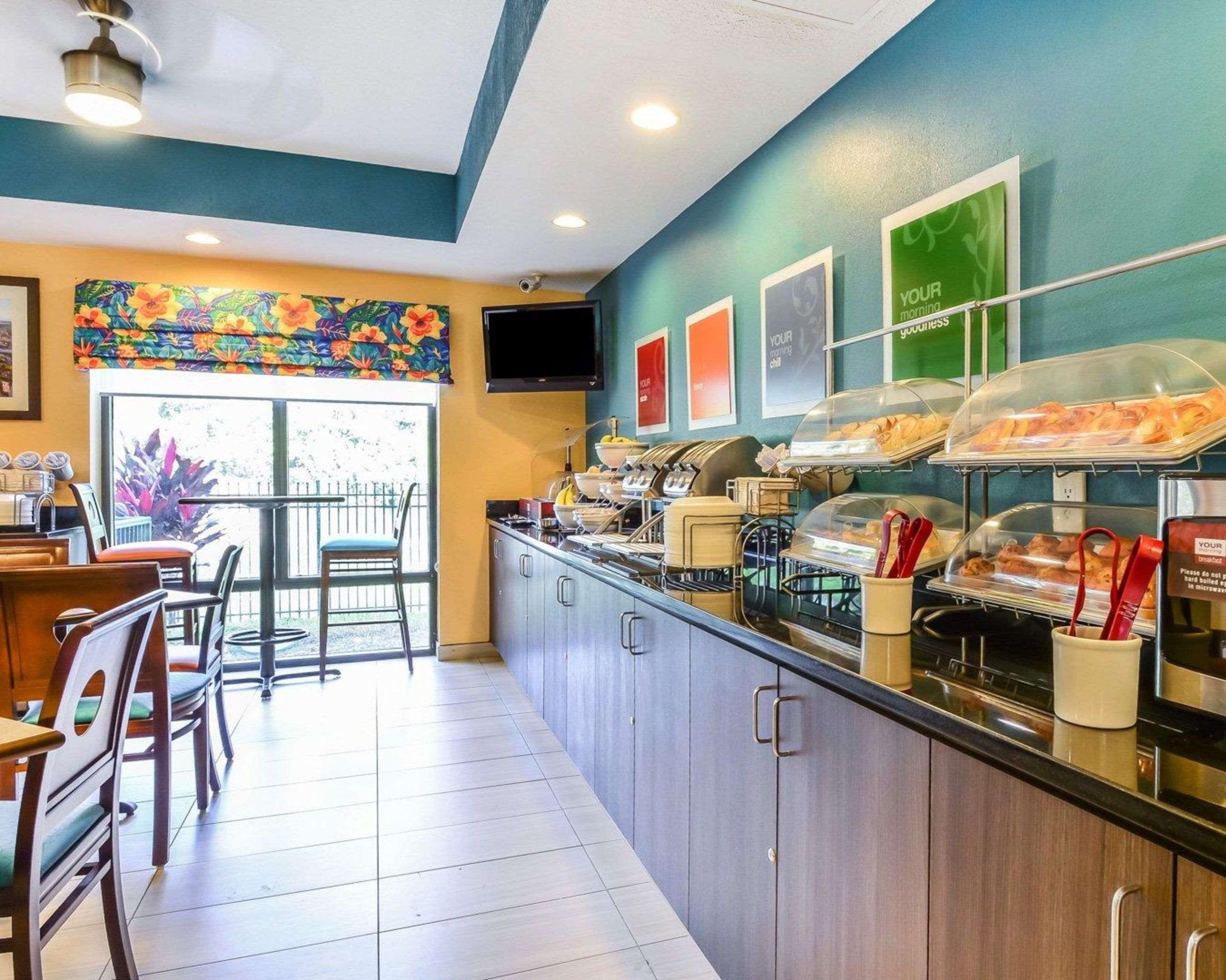 Comfort Suites Tampa - Brandon Heartland Exterior photo