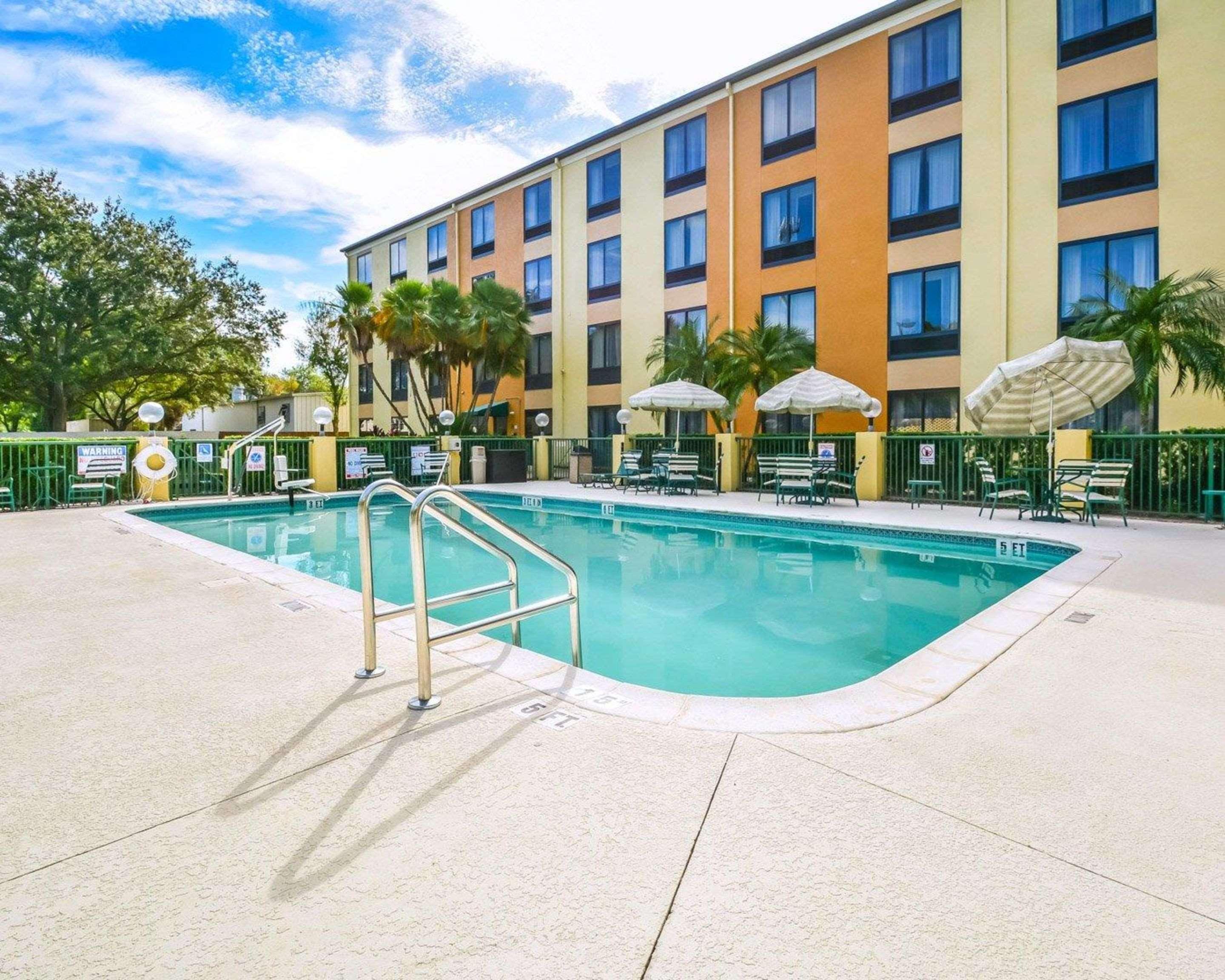 Comfort Suites Tampa - Brandon Heartland Exterior photo