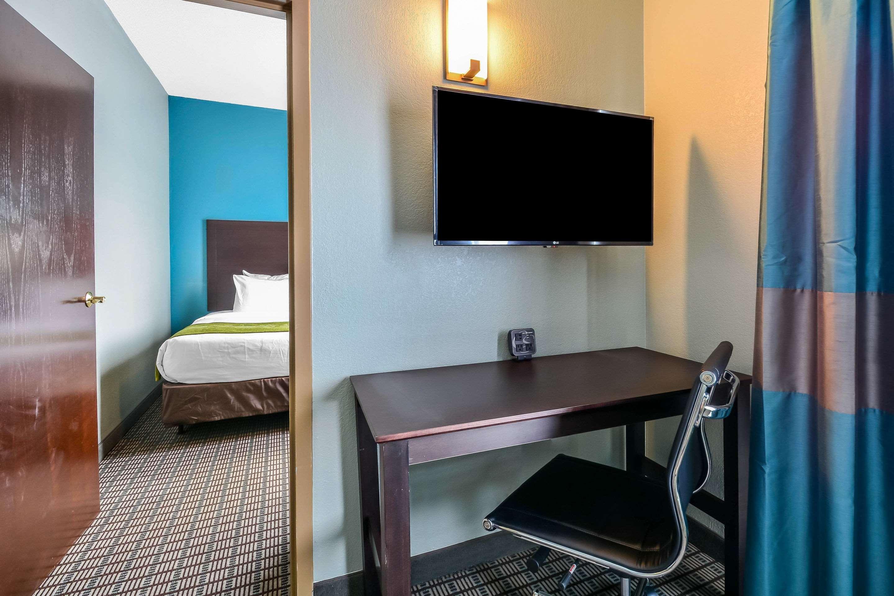 Comfort Suites Tampa - Brandon Heartland Exterior photo