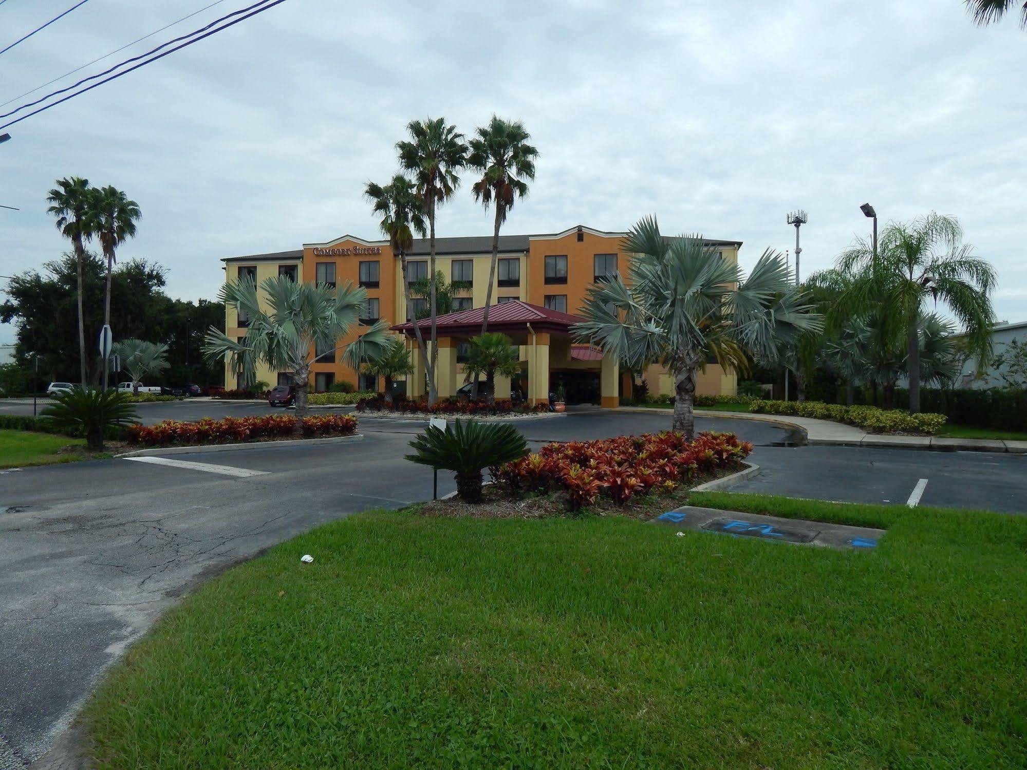 Comfort Suites Tampa - Brandon Heartland Exterior photo