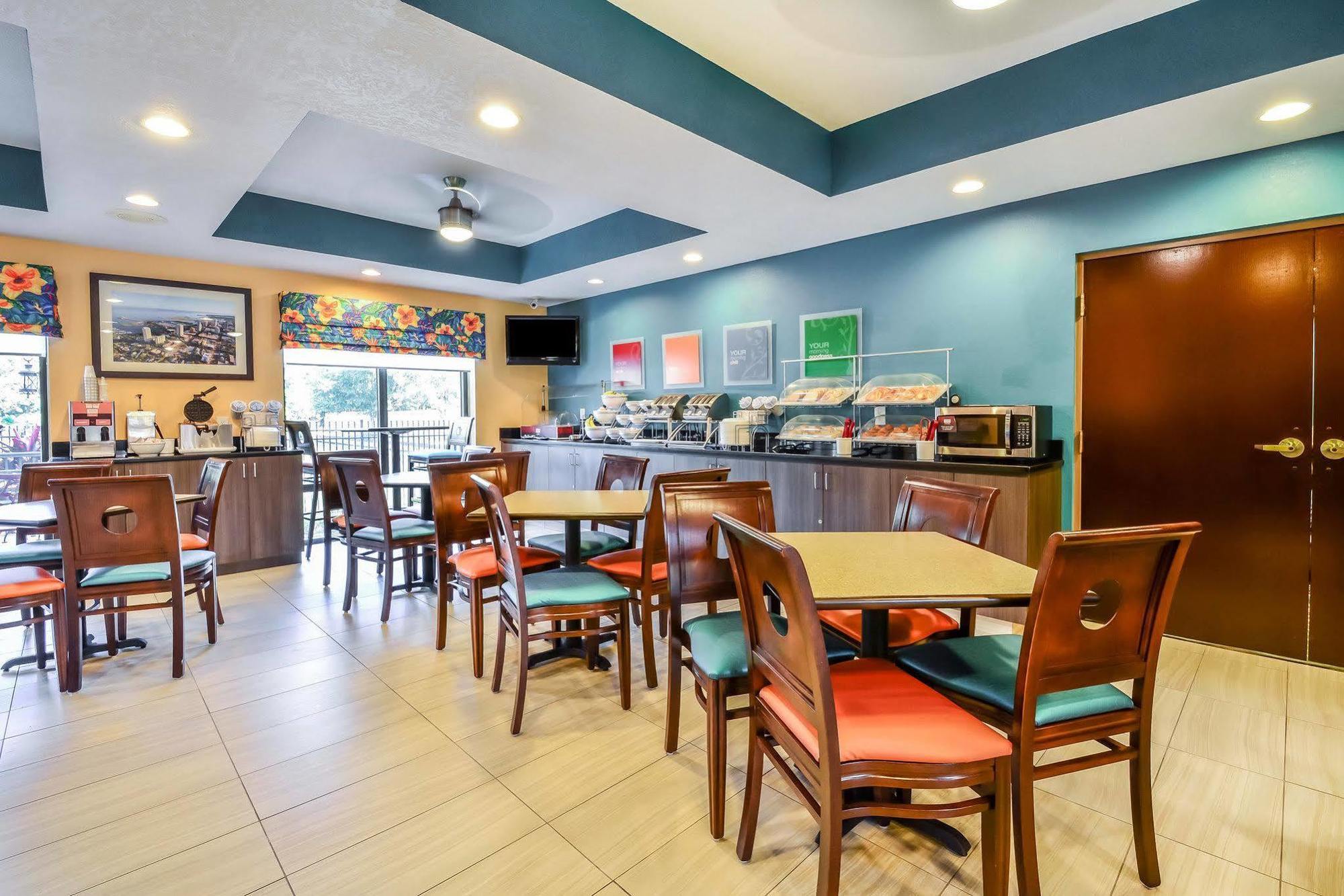 Comfort Suites Tampa - Brandon Heartland Exterior photo