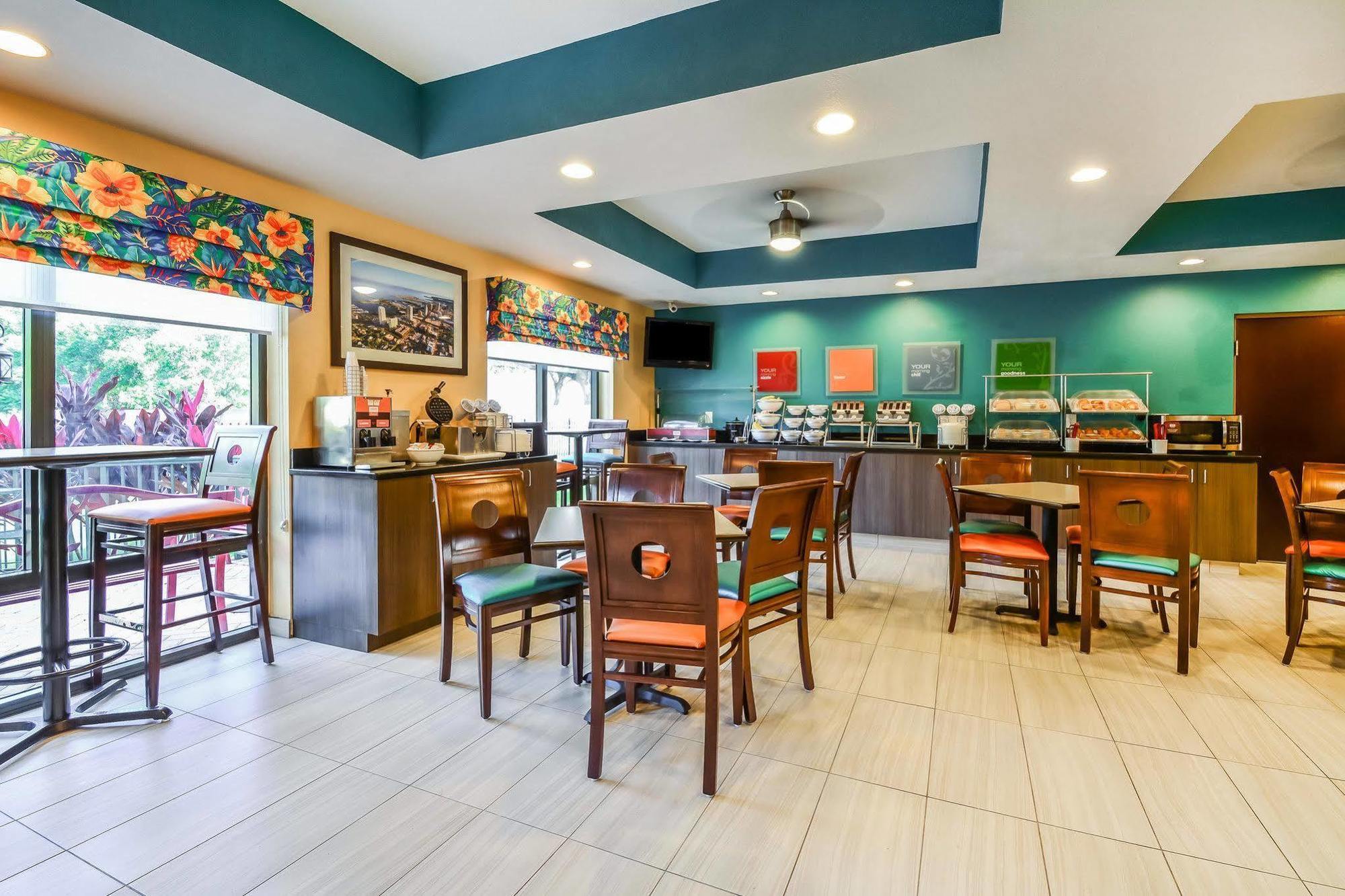 Comfort Suites Tampa - Brandon Heartland Exterior photo