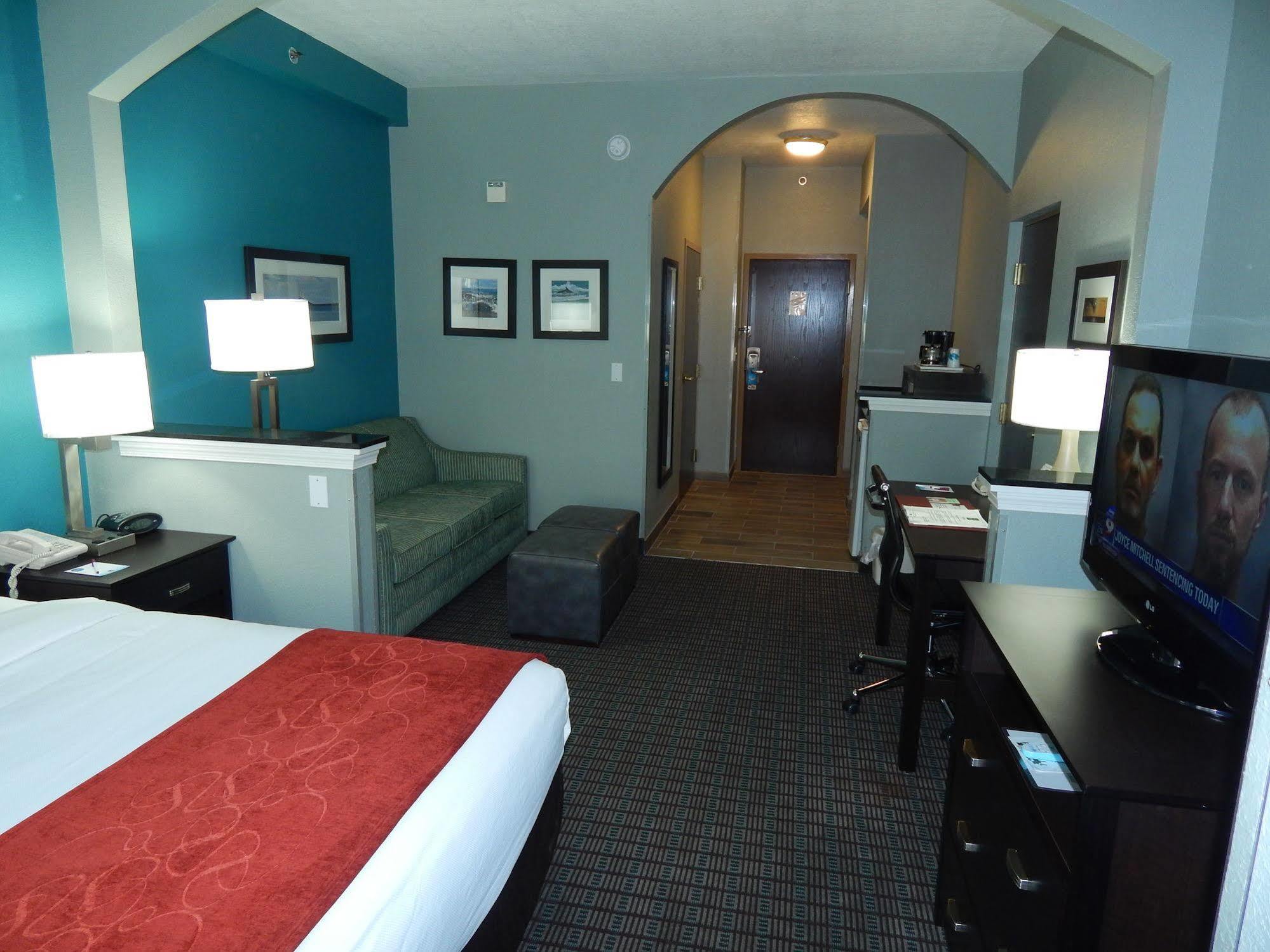 Comfort Suites Tampa - Brandon Heartland Exterior photo