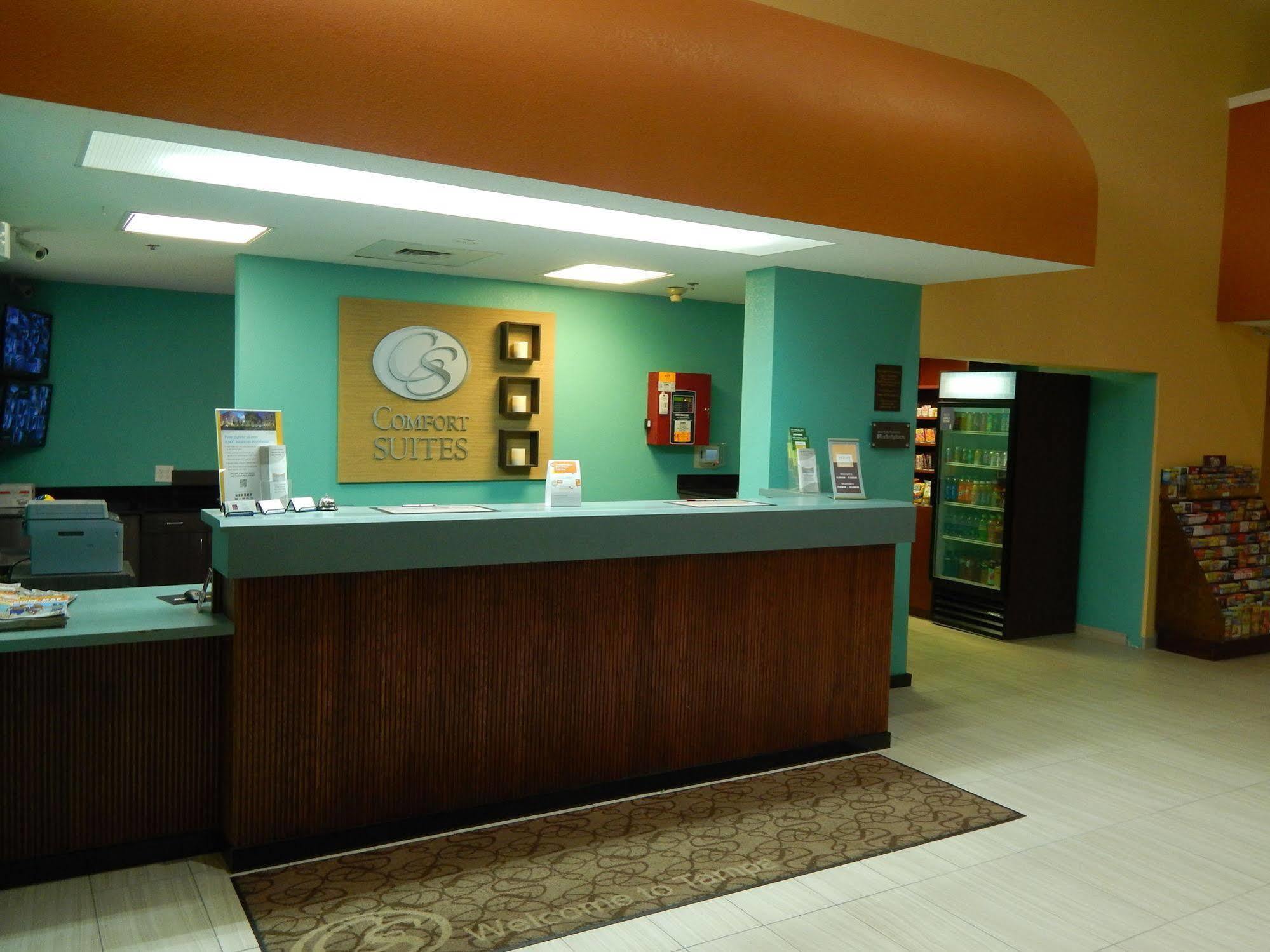 Comfort Suites Tampa - Brandon Heartland Exterior photo