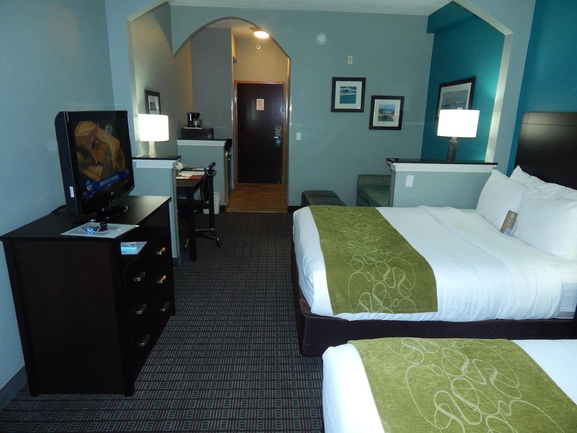 Comfort Suites Tampa - Brandon Heartland Exterior photo