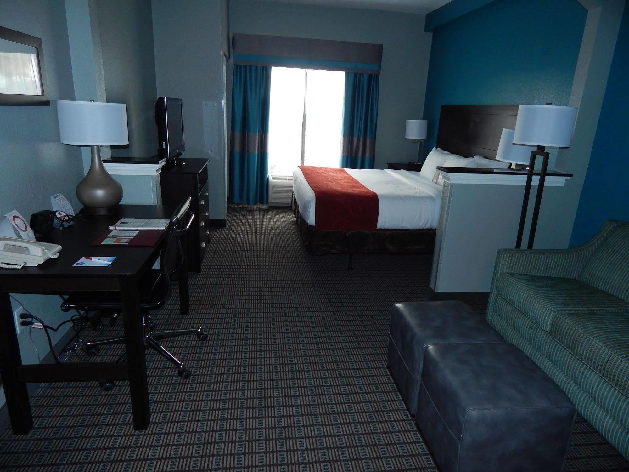 Comfort Suites Tampa - Brandon Heartland Exterior photo